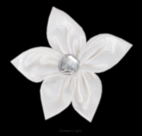 Kwiatek materiałowy biały atłas z akrylowym kamieniem dodatek śr5cm ok100szt/opk. HT13A137