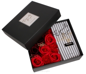 Róże w dekoracyjnym pudełku 20WL0045 20,5x17,5x7cm